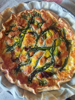 Foto di Torta salata con agretti, pomodori secchi, acciughe e scamorza