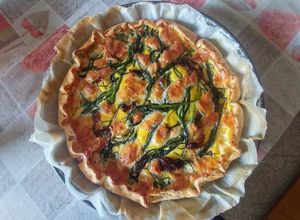 Foto di Torta salata con agretti, pomodori secchi, acciughe e scamorza