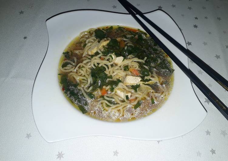 Nudel - Spinatsuppe asiatischer Art