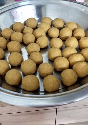 बेसन के लाडू (Besan ke Ladoo recipe in hindi) रेसिपी मुख्य फोटो