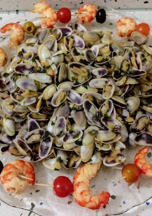 Foto principal de Coquinas al ajillo y pinchitos de langostinos a la plancha