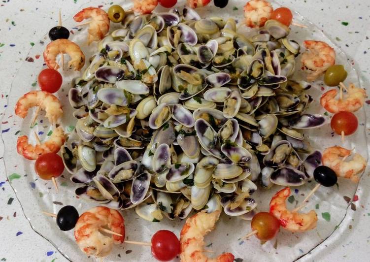 Coquinas al ajillo y pinchitos de langostinos a la plancha