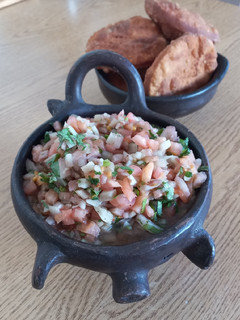 Una foto de Pebre con cebolla escabeche