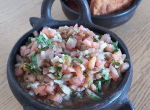 Una foto de Pebre con cebolla escabeche