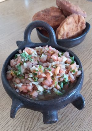 Una foto de Pebre con cebolla escabeche