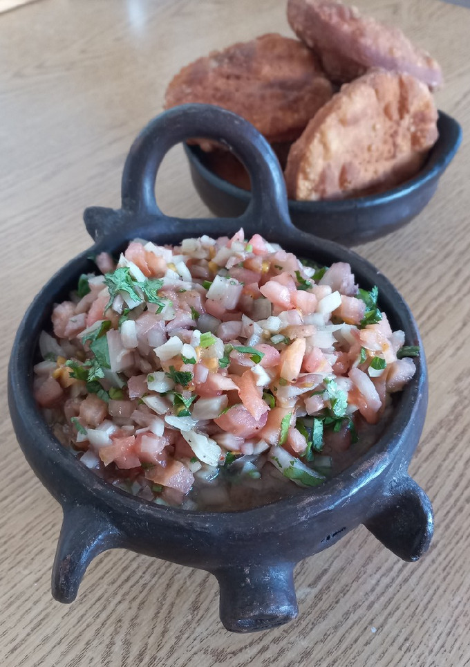 Una foto de Pebre con cebolla escabeche