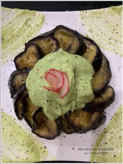 Una foto de Berenjenas con yogur y aguacate