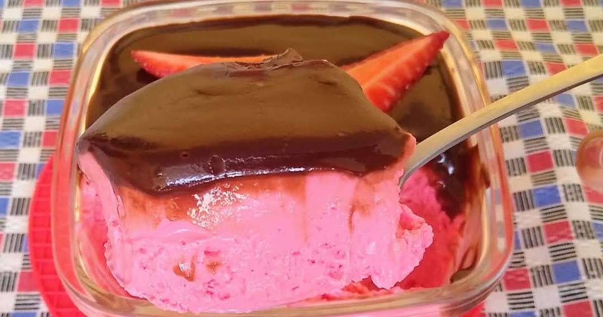 Mousse de iogurte natural com geleia de morango e champagne