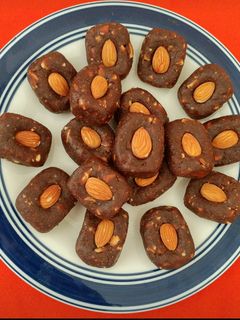 खजूर और मेवा रोल (Khajoor aur mewa roll recipe in hindi) रेसिपी मुख्य फोटो