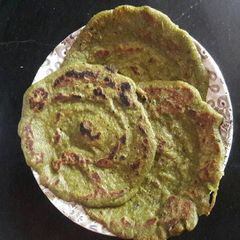 A picture of Palak ka multigrain chila/ multigrain spinach pancake.