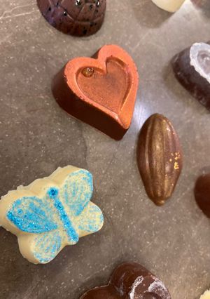 Una foto de Bombones de chocolates con rellenos de chapulín