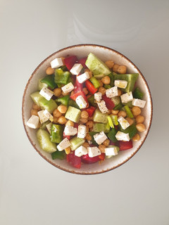 Una foto de Ensalada griega de garbanzos y queso feta 🇬🇷