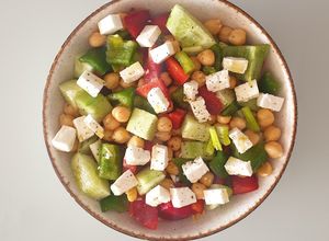 Foto principal de Ensalada griega de garbanzos y queso feta 🇬🇷