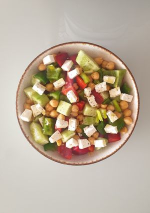 Una foto de Ensalada griega de garbanzos y queso feta 🇬🇷