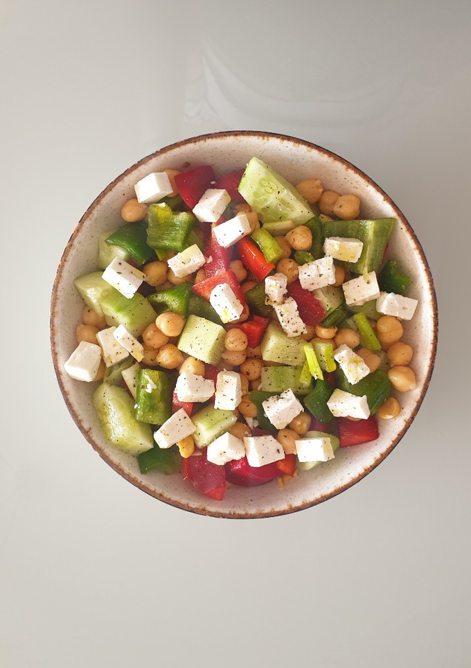 Una foto de Ensalada griega de garbanzos y queso feta 🇬🇷