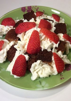 Une photo de Gâteau moelleux au citron et Fraises Charlotte