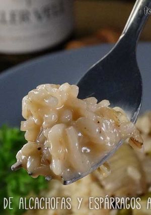 Una foto de Risotto de alcachofas y espárragos al cava