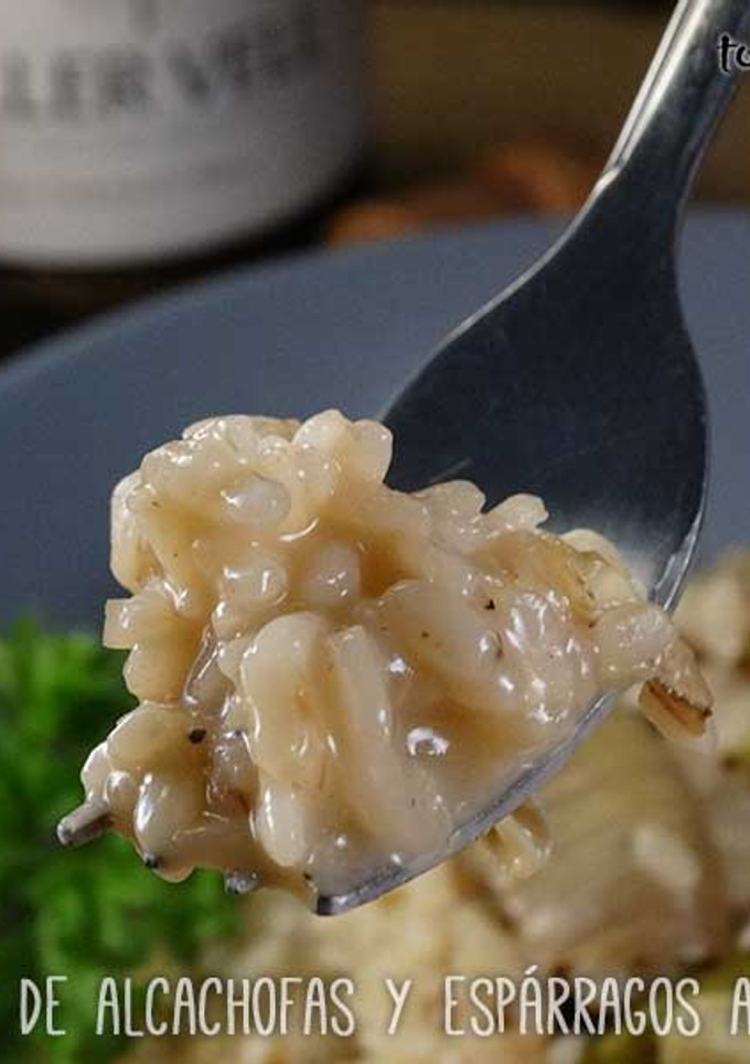 Una foto de Risotto de alcachofas y espárragos al cava