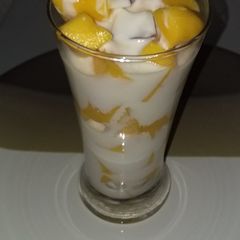 A picture of Mango and Yoghurt.