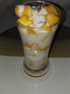 A picture of Mango and Yoghurt.