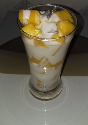 A picture of Mango and Yoghurt.