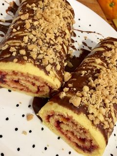 Una foto de Brazo gitano de naranja🍰🍊 relleno de mermelada 🍓
