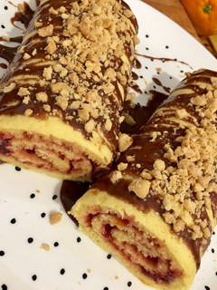 Una foto de Brazo gitano de naranja🍰🍊 relleno de mermelada 🍓
