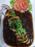 ปลาหมึกยัดไส้ไก่สับราดซอสกระเทียม