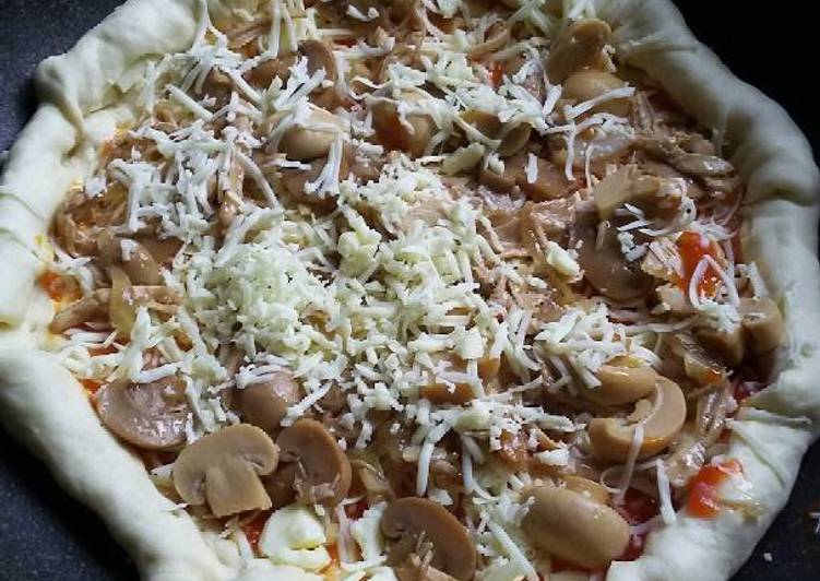 Cara Gampang Menyiapkan Chicken mushroom pizza Anti Gagal