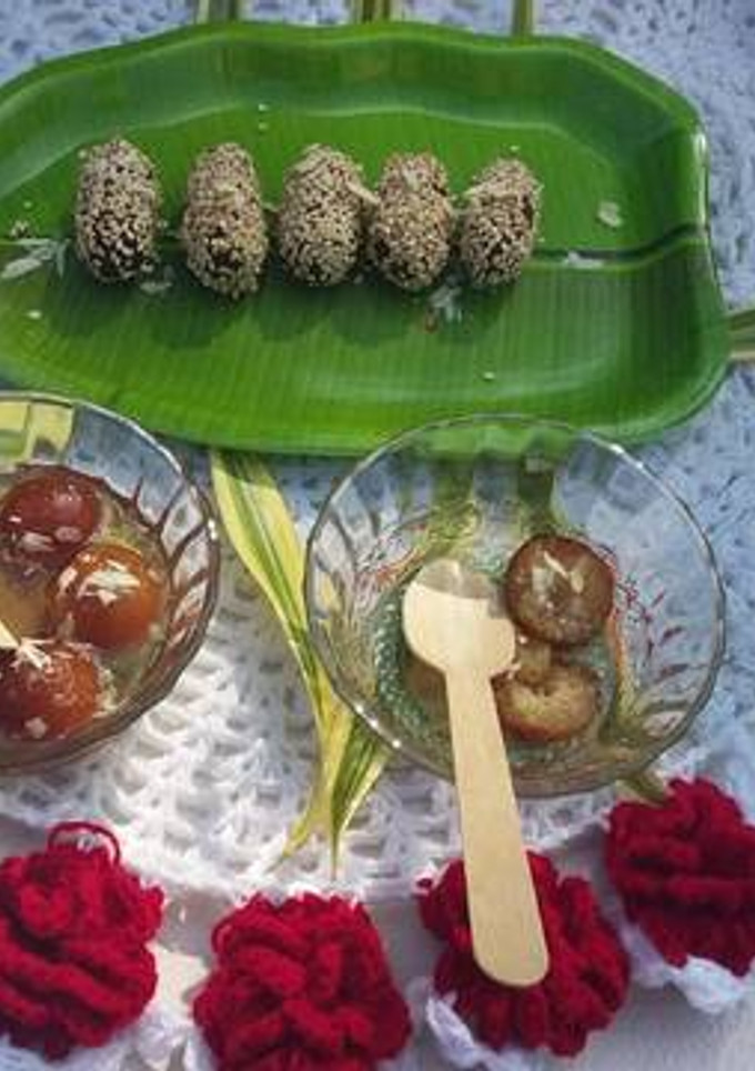 मावा और तिल के गुलाब जामुन (Mawa aur til ke gulab jamun recipe in Hindi) रेसिपी मुख्य फोटो