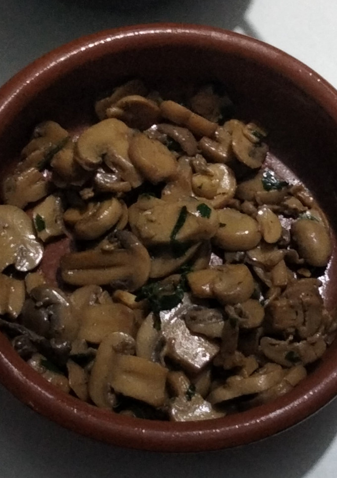 Una foto de Champiñones al ajillo