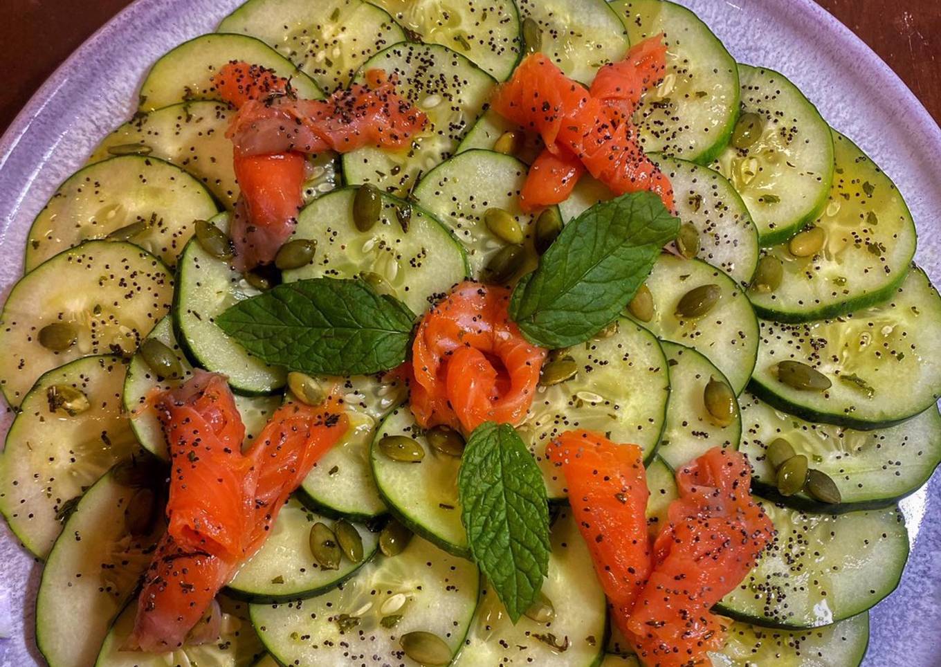 Carpaccio de pepino con trucha ahumada
