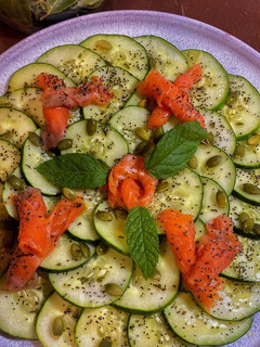 Una foto de Carpaccio de pepino con trucha ahumada