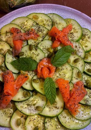 Una foto de Carpaccio de pepino con trucha ahumada