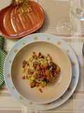 Tagliatelle con i funghi, zucca, crema di funghi e speck croccante