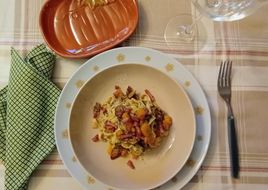 Tagliatelle con i funghi, zucca, crema di funghi e speck croccante
