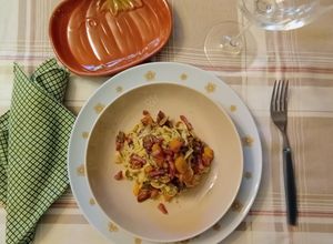 Foto di Tagliatelle con i funghi, zucca, crema di funghi e speck croccante