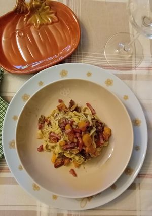 Foto di Tagliatelle con i funghi, zucca, crema di funghi e speck croccante