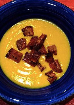 Foto di Crema di zucca & curcuma con crostini di pane integrale