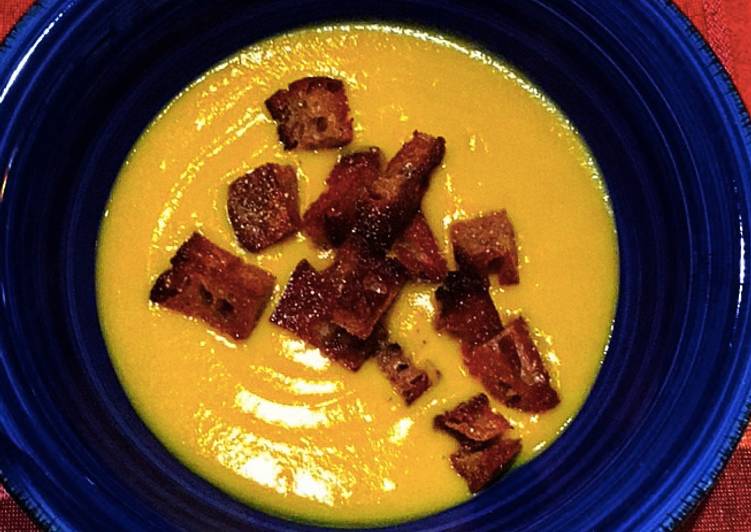 Crema di zucca & curcuma con crostini di pane integrale