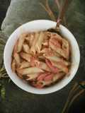Pasta con salsa de sardina y salchichas