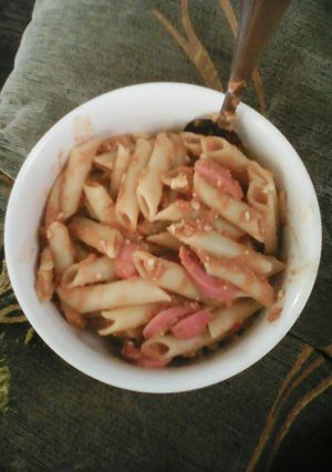 Una foto de Pasta con salsa de sardina y salchichas