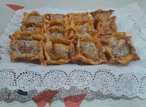 Una foto de PASTELITOS de dulce de leche, membrillo y batata. Grace