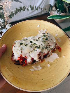 Una foto de Musaka con bechamel integral y parmesano
