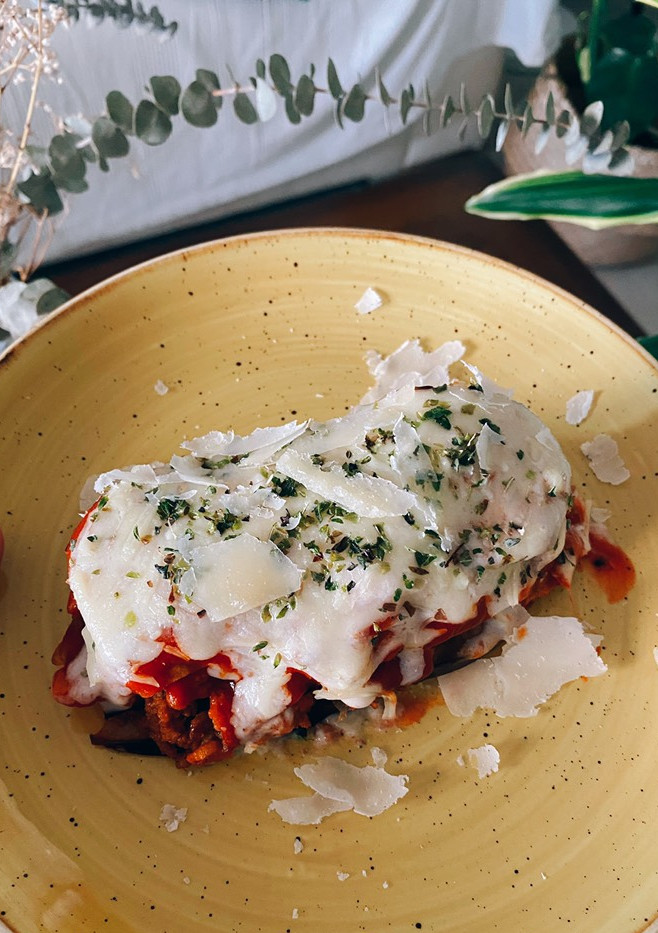 Una foto de Musaka con bechamel integral y parmesano