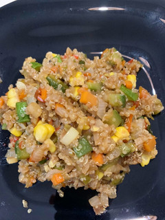 Una foto de Quinoa con vegetales salteados