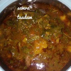 A picture of Spinach soup with pumpkin.