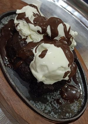 A picture of Homemade Brownie sizzlers.
