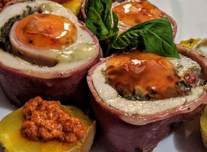 Una foto de PECHUGA de Pollo🐤 Envuelta en Tocino de Pavo🦃...!