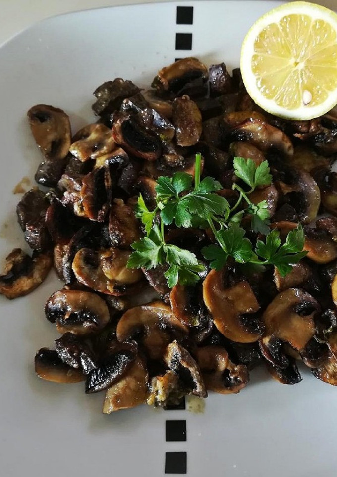 Una foto de Champiñones al horno con hígado de cabrito